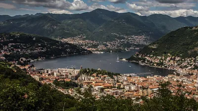 Pessoa utilizando um leitor de tela em um computador