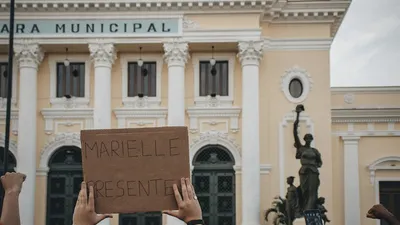 Ilustração comparando uma estrutura rígida (REST) com uma flexível e interligada (GraphQL)