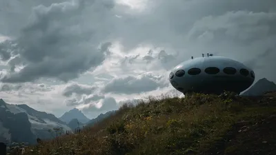 Engenheiro a olhar para um quadro com muitas tarefas e a selecionar apenas uma