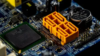 Uma escada que vai de um ecrã de computador simples até uma rede complexa de conexões