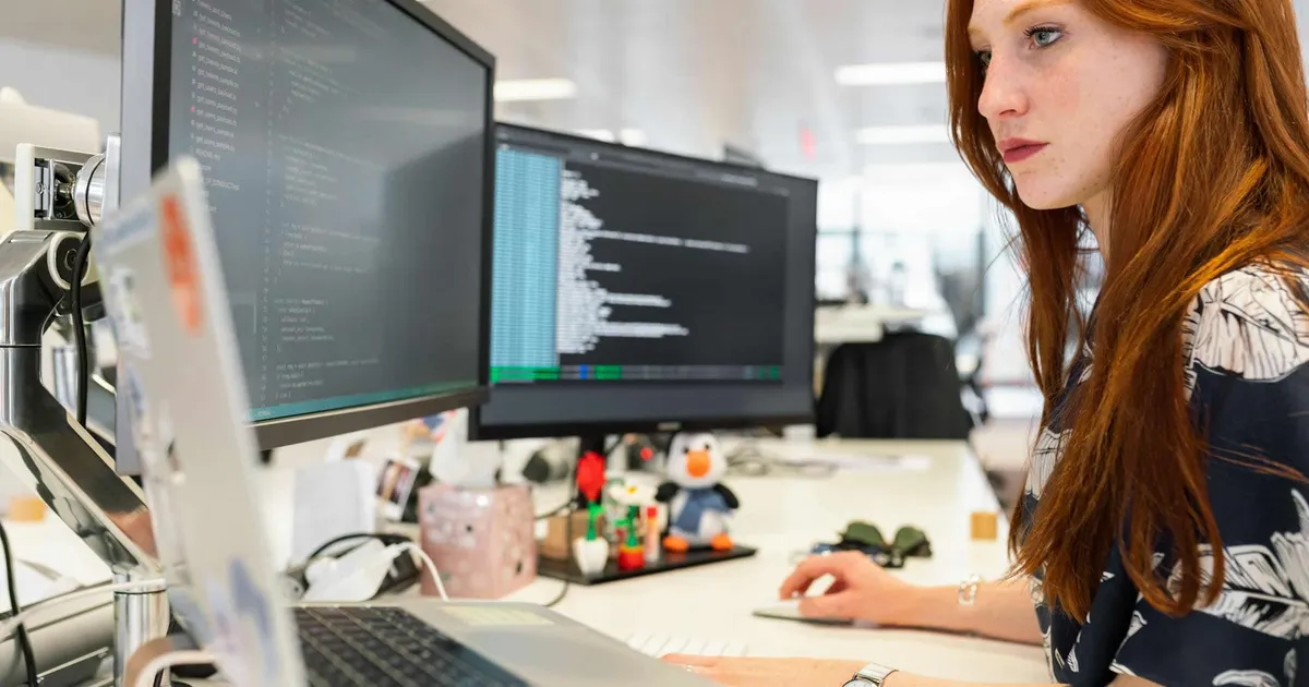 Cursor do mouse selecionando um elemento dentro do software Figma