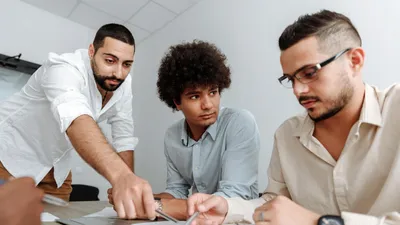 Quadro Kanban com post-its coloridos