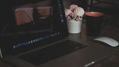 Logotipos de React e Astro em lados opostos de uma balança