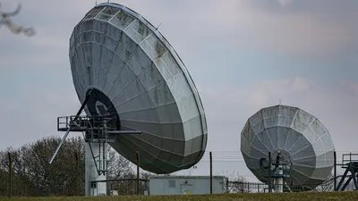 Um cadeado digital sobreposto a um código JavaScript