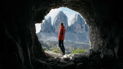 Logótipos da App Store e Google Play Store num ecrã